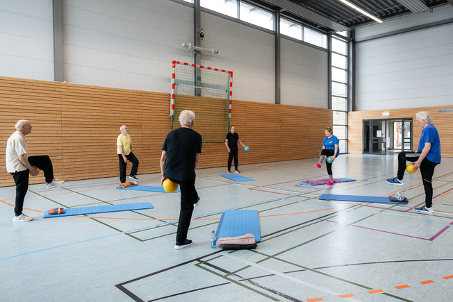 Rückenschule BSV Achim – Kräftigungsübungen mit Ball und Matte im Zirkeltraining