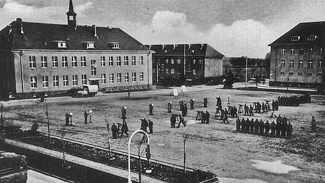Unter den Nazis entstand auf Wustrow ein großer Militärkomplex, von dem aus die Flugabwehr geübt wurde. Auch dieser Exerzierplatz wurde in der Flak-Schule angelegt.
