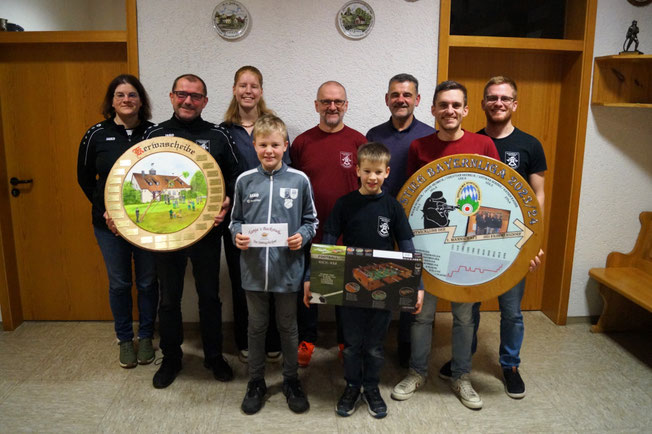 Die Erstplatzierten von links: 2. Schützenmeisterin Katrin Kaiser, Dietmar Schorr, Johanna Schindler, Vincent Teufel, Stefan Heubeck, Jonathan Teufel, Erwin Kaiser, Christian Heubeck, Sportleiter Jakob Heubeck 