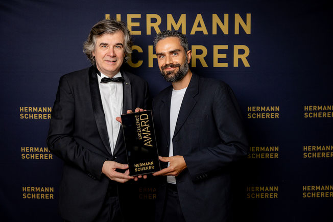 Sebastian Finis erhält Excellence Speaker Award von Hermann Scherer überreicht - Foto: Christina Pirsch