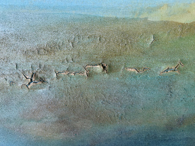 Abstrakte Malerei auf Leinwand, Miloriblau und Curcuma, weißer Steinkreide und zerstoßenem Weihrauch mit Goldlasur über Risse-Impulse zu Heilung und Resilienz