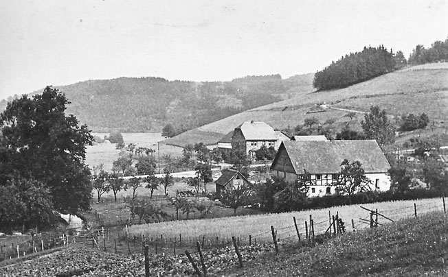 Oberbremscheid 1939: Im Vordergrund Bürgers Anwesen, ehem. Rittergut und im Hintergrund Schulte-Schüren
