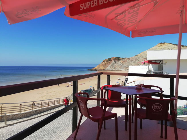 Auszeit ü50 Platz 50 plus allein reisen frau Burgau Algarve Portugal Café am Meer