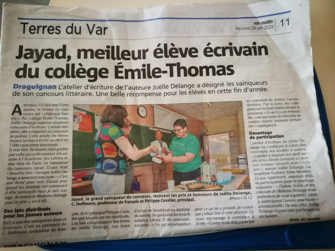 Remise du prix au grand vaiqueur du concours d'écriture organisée par Joelle Delange au Collège E. Thomas Draguignan. 