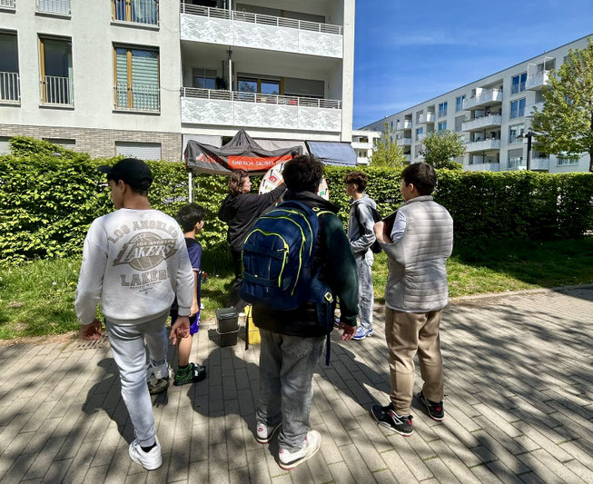 Junge Leute am AWB Infostand