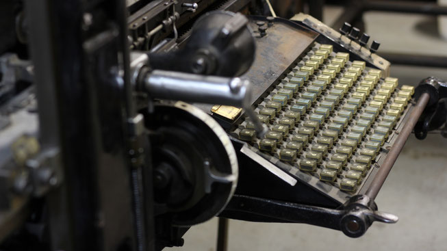 The Linotype keyboard, which has 90 keys (uppercase on one side, lowercase on other), situated according to frequency of use.