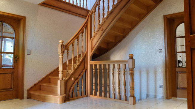 Escalier décapé, puis teinté et vernis en hêtre naturel et patiné par anthonee