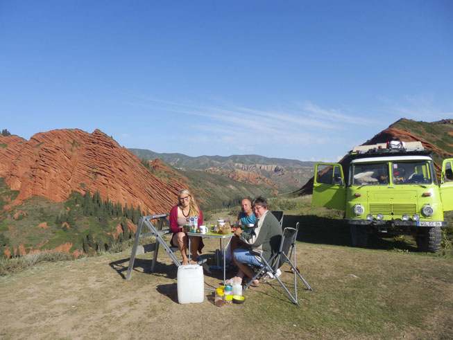 Robur Wohnmobil LO Kirgistan Jeti Oguz mit Eltern