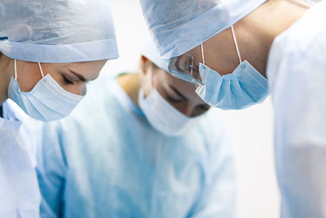 Eine Zweitmeinung vor OP wird immer wichtiger. Wenn die Scherzen bei Knie, Hüfte, Bänder oder Bandscheiben groß sind, wird oft zu einer Operation geraten. Doch stimmt das wirklich? Dr. Stabauer-Goria bietet unabhängigen Rat. 