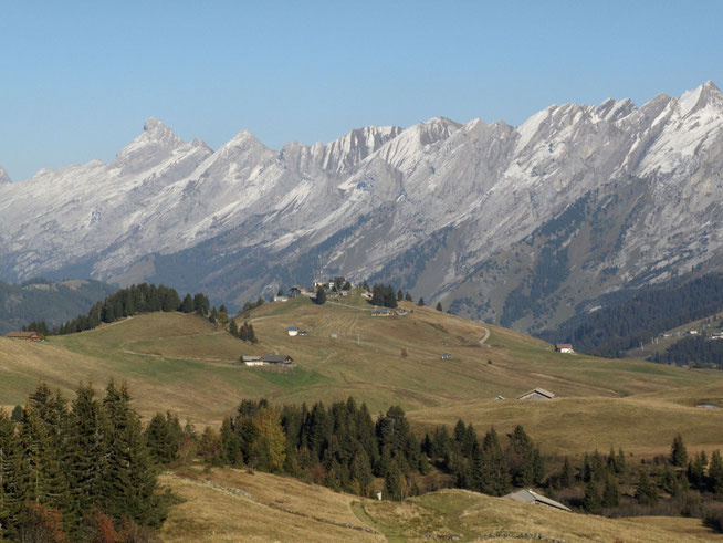 Plateau et Pointe Beauregard - Au fond : le massif des Aravis