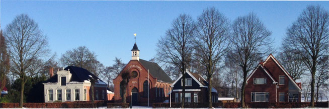 Het kerkgebouw (1914) met aan de rechterkant de pastorie (1912) aan de Waterschapweg (foto van januari 2016)