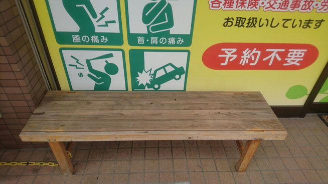 ベンチ(ご自由におかけください)