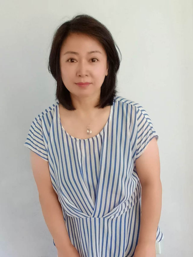 会員番号HS63・徐鵬艶（シュ ポンイェン）さんのプロフィール写真。愛知県刈谷市在住、50歳の在日中国女性。中国黒龍江省出身、自動車部品製造勤務、日本人の配偶者等ビザ、料理好きで穏やかな性格。シニア世代の国際結婚を希望する中国女性プロフィール。