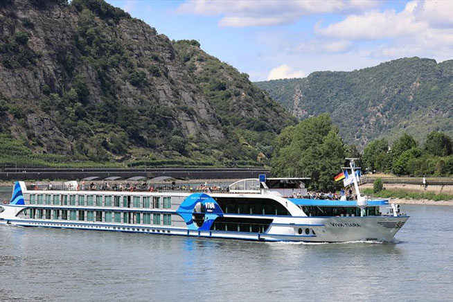 Flusskreuzfahrtschiff VIVA TIARA im Frühling