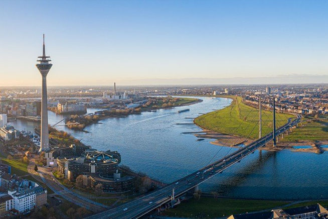 Düsseldorf mit Fernsehturm am Rhein