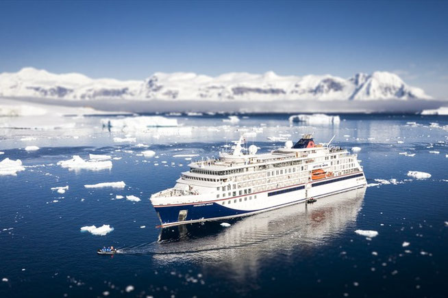 Kreuzfahrtschiff von Hapag-Lloyd Cruises in der Antarktis