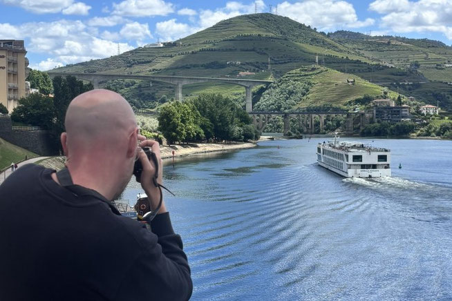 Fotograf mit Douroschiff in Regua