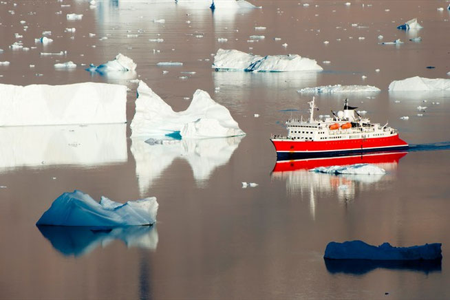 Expeditionsschiff in Grönland mit Eisbergen
