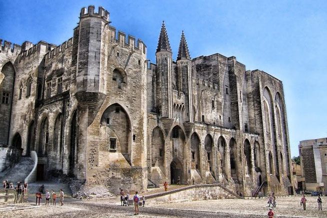 Palast der Päpste von Avignon während einer Flusskreuzfahrt