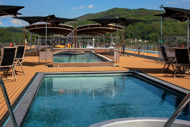 Pooldeck auf dem Luxusschiff AmaMagna 2026