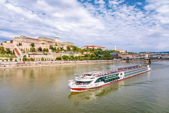 Das Flussschiff nickoVISION am Parlamentsgebäude in Budapest 2026