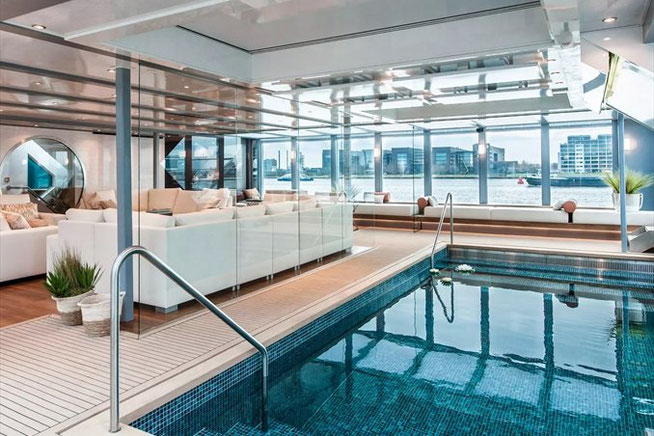 Indoor-Pool auf der AMADEUS Queen