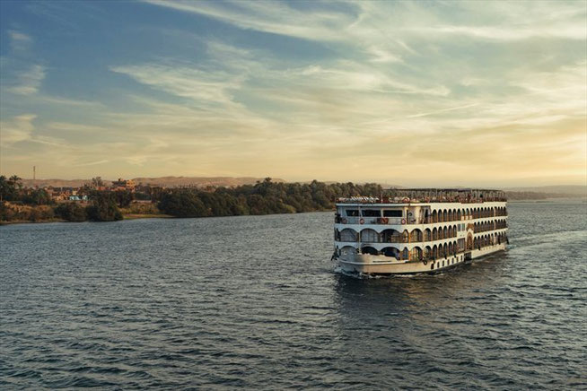 Nilkreuzfahrtschiff im Sonnenuntergang 2026 