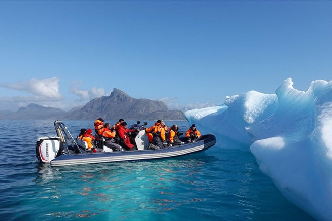 Tenderboot in Grönland während einer Expeditionskreuzfahrt