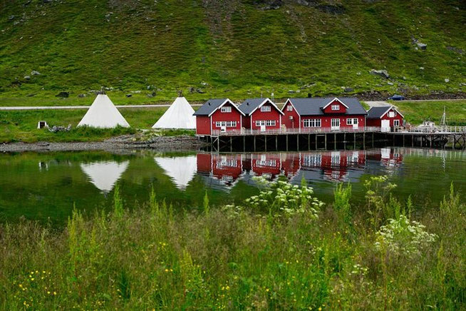 Rote Häuser am Fjord in Norwegen