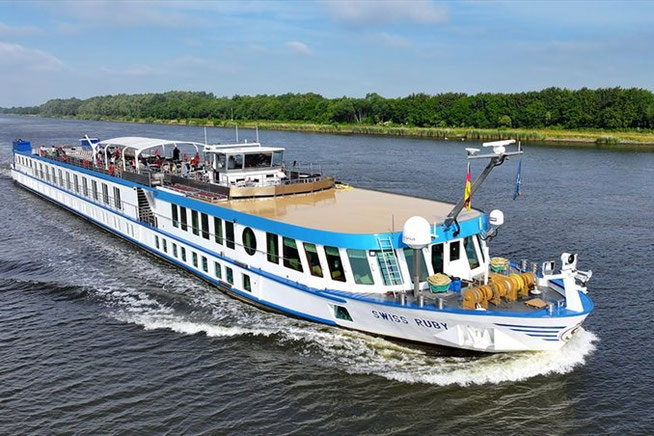 Flusskreuzfahrtschiff VIVA RUBY auf der Elbe
