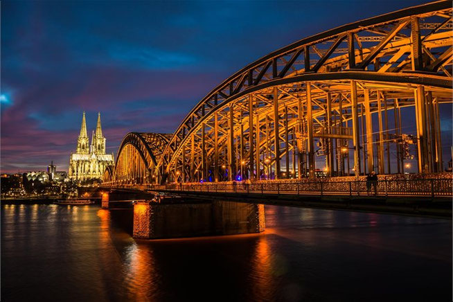 Hohenzollernbrücke in Köln bei Nacht