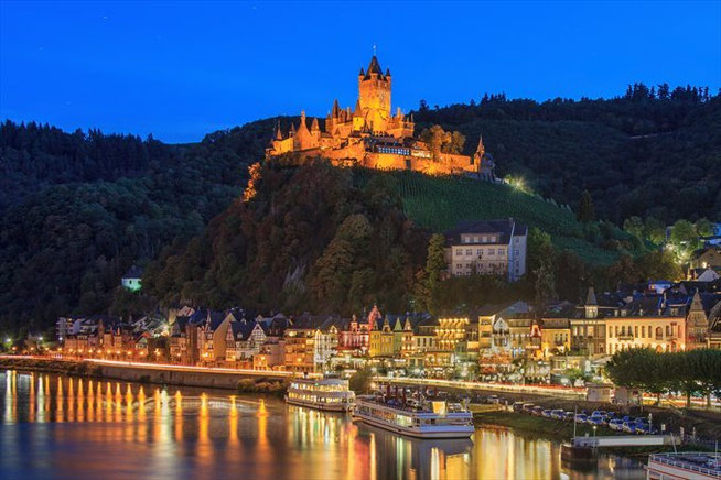 Cochem in der Abenddämmerung während einer Flusskreuzfahrt