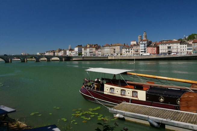 Flussschiff in Mâcon an der Saône