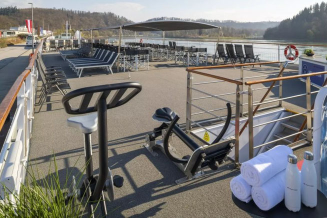 Sonnendeck und Fitnessbereich MS Viktoria