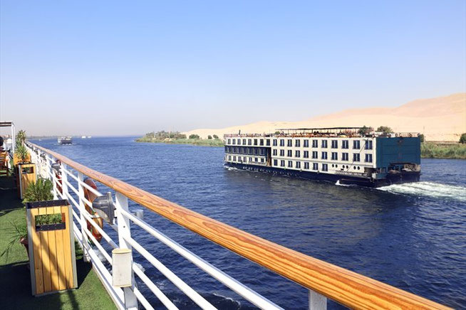 Fahrende Flusskreuzfahrtschiffe am Nil 2026