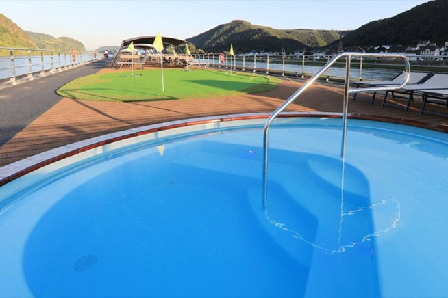 Sonnendeck und Pool MS Anna Katharina 2025
