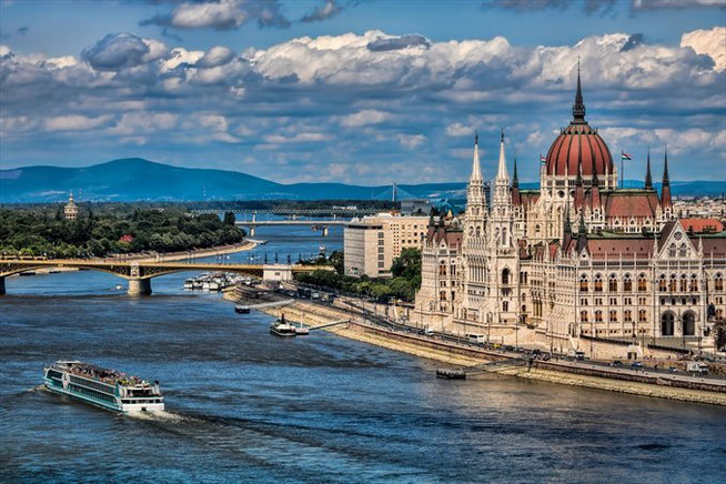 Donaukreuzfahrt in Budapest am Parlamentsgebäude im Sommer