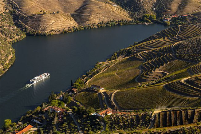 Dourotal Panorama mit Flussschiff