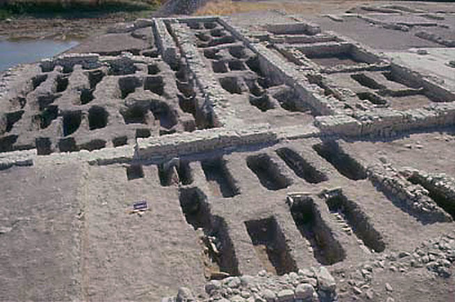 Le tombe della chiesa B e degli ambienti adiacenti dopo lo scavo del 1995-1998 [dal sito web dell’area di archeologia del Dipartimento di Scienze Umane dell’Università di Foggia; www.archeologia.unifg.it]