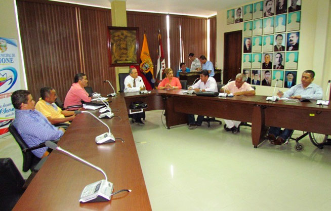Alcalde de Chone y presidentes de juntas parroquiales del cantón que fueron a respaldar su gestión. Chone, Ecuador.