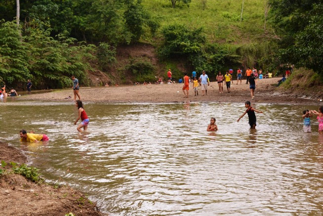 Entre la mansedumbre del río y el sosiego del paisaje la gente encuentra relax. Chone, Ecuador.