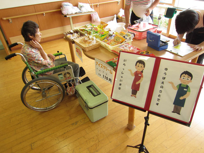 試行的に始まった「ハートフル♡夕映え」の出張販売。さっそく、お客さんが来店されました