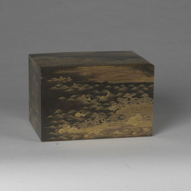 Kasten für das Duftspiel mit Darstellung der Heiligen Stätten in den Kii-Bergen und dem Berg Fuji im Hintergrund, mit Einsatztablett und Spielmarken Holz, Schwarzlack und Streutechniken in Gold und Silber Japan, späte Edo-Zeit, Mitte 19. Jh.