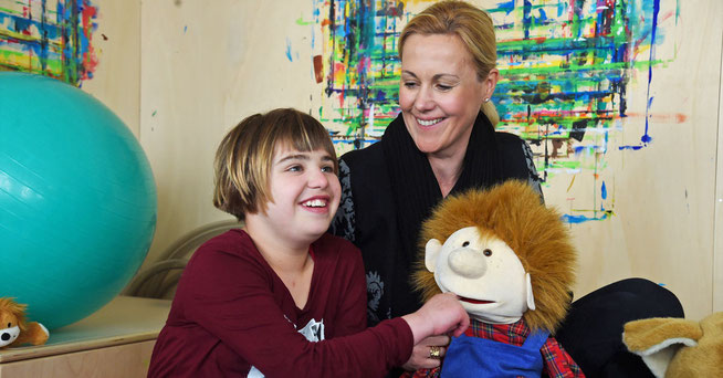 Bettina Wulff mit Patientin Franziska im Lebenszentrum Königsborn © Abus