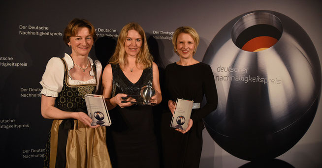 V.l.n.r.: Barbara Scheitz (GF Andechser Molkerei Scheitz GmbH), Antje von Dewitz (GF VAUDE ), Dr. Tanja Wielgoß (Vorsitzende des Vorstandes Berliner Stadtreinigungsbetriebe AöR) © Vaude