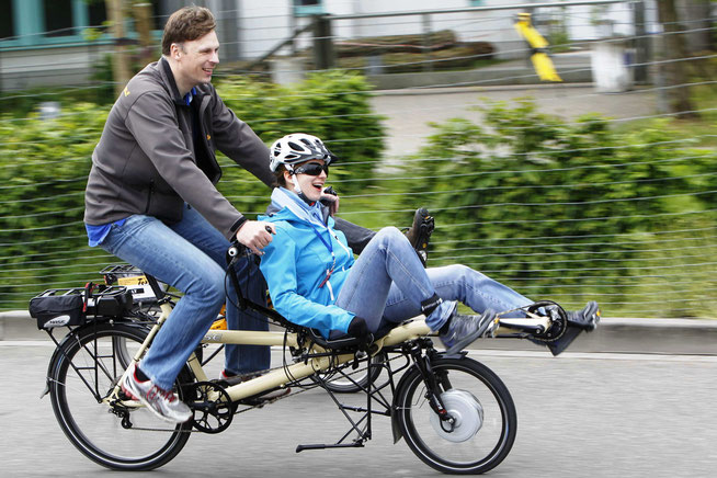 Auch zu zweit macht der eingebaute Rückenwind Spaß: Radeln mit Muskelkraft und Motor © Spezialradmesse 