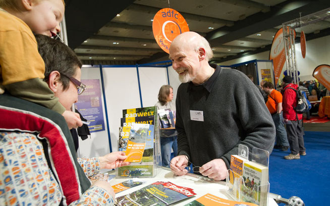 Beratung auf der Messe © adfc hh/Bente Stachowske