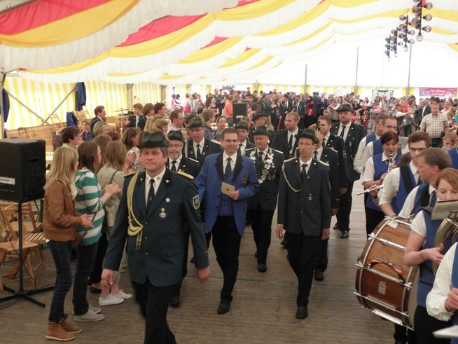 Einmarsch unseres Jubelkönigs 2012/2013 am Montag (noch in Kolpingsblau)