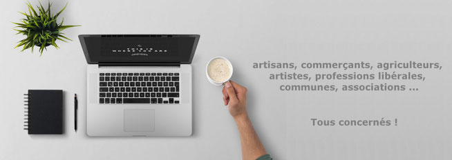 espace de travail avec ordinateur pour la création de site internet aux artisans, commerçants, agriculteurs, artistes, professions libérales ...