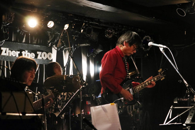 左から桜井君（B）、谷本君（Ds）、オレ。　Photo by Asumi T.